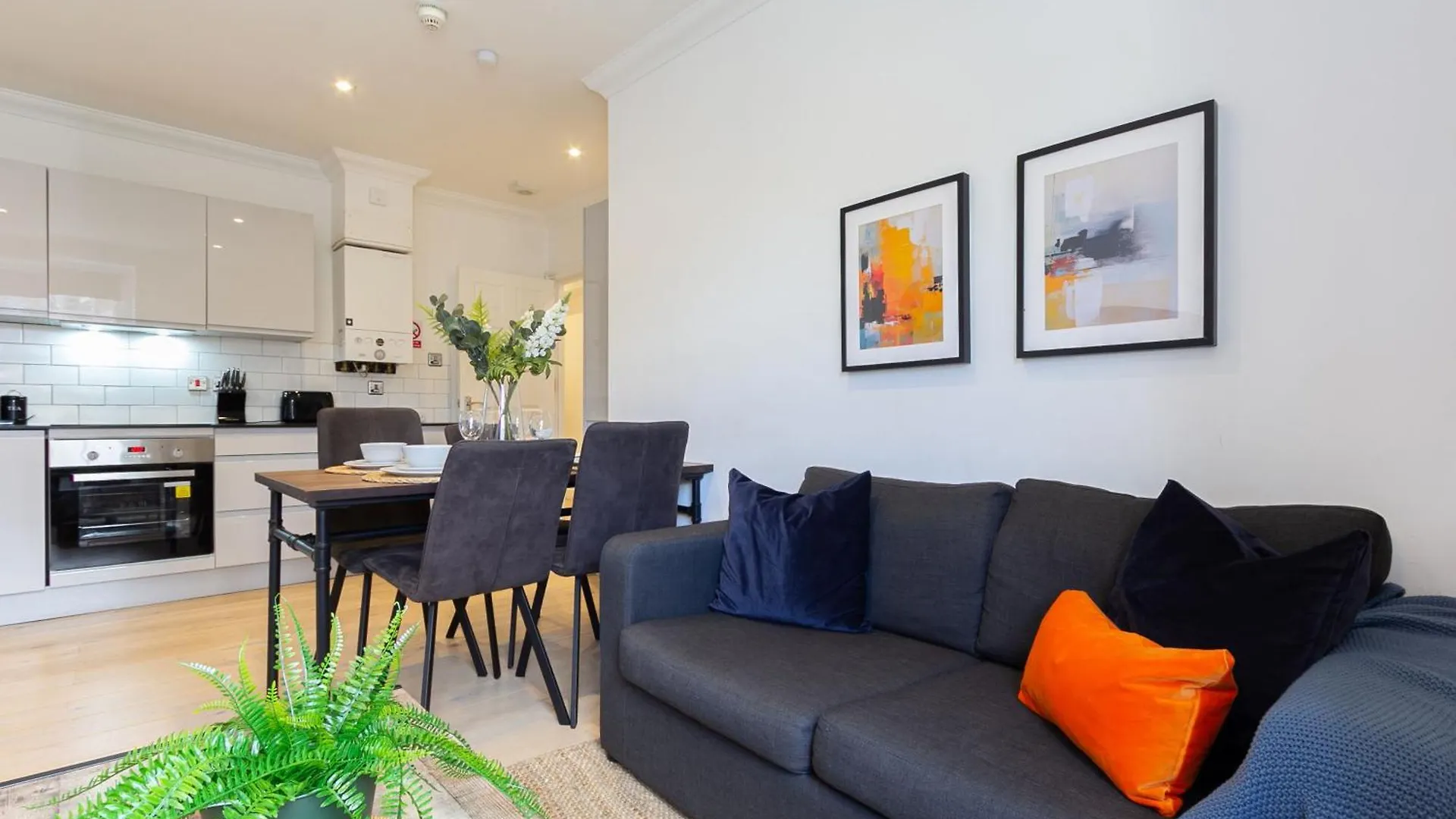 Cosy Central 2 Bedroom - Near Brighton Beach & Shops!