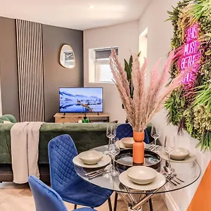 Super 2 Bedroom Flat I Next To Shopping Center & Apartment