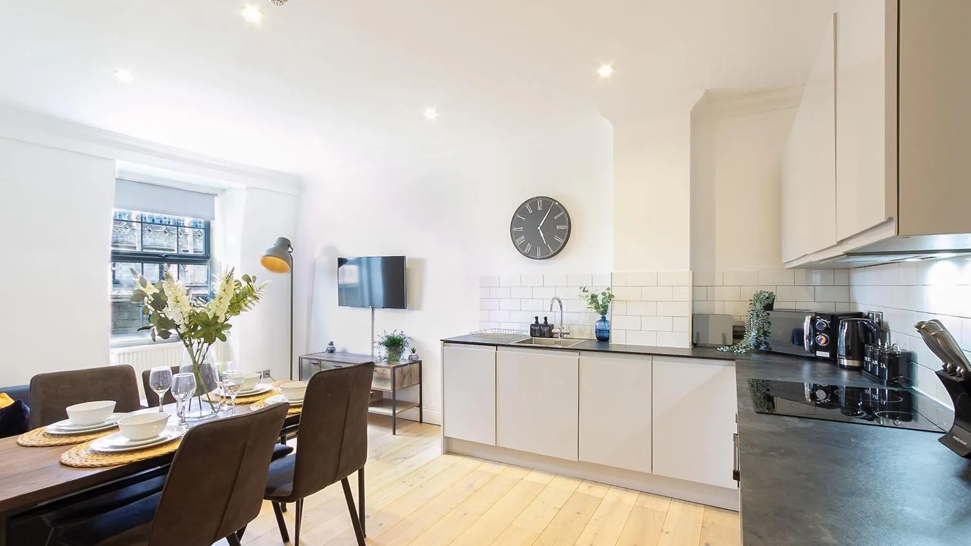 Cosy Central 2 Bedroom - Near Brighton Beach & Shops!