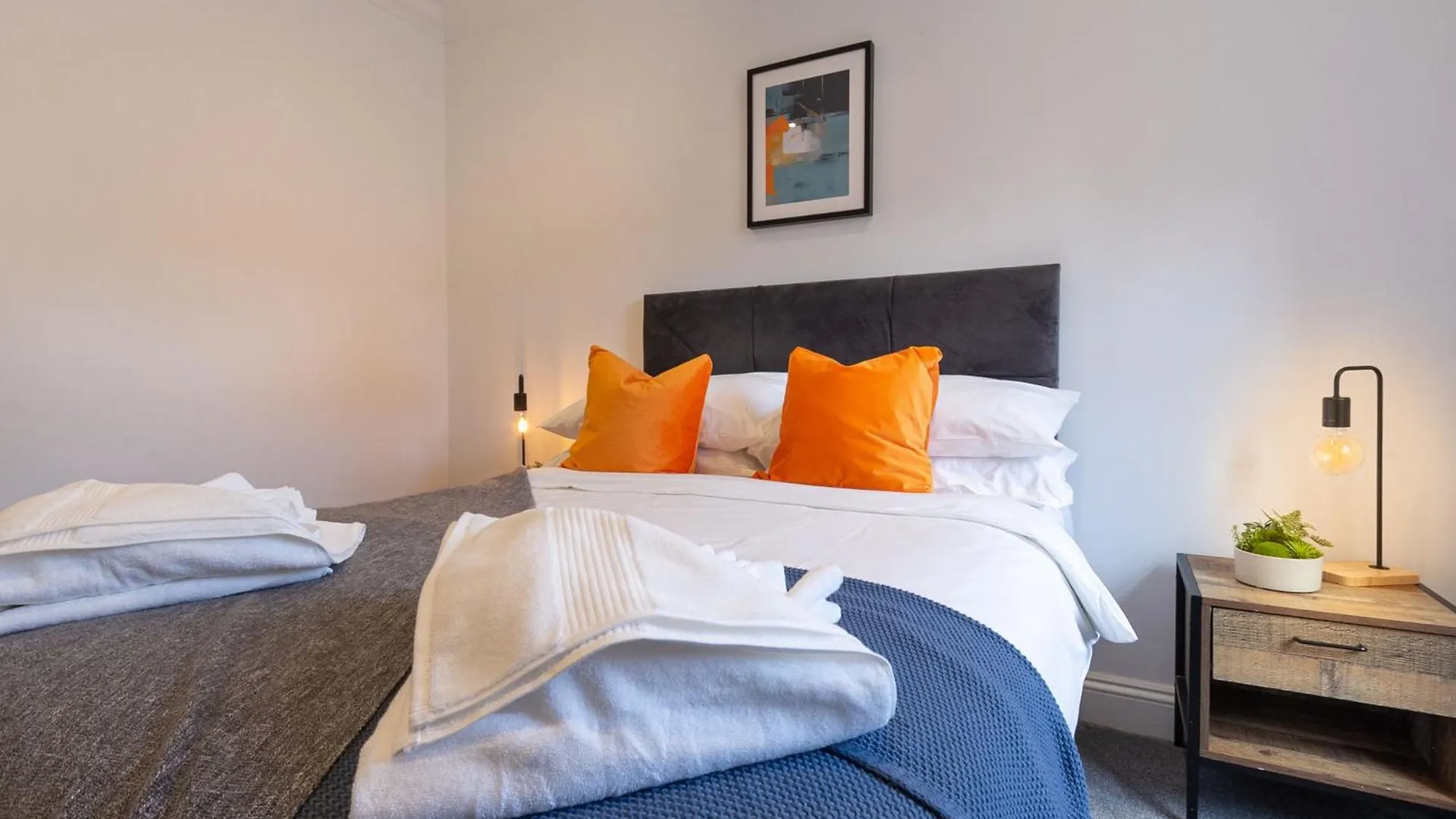 Cosy Central 2 Bedroom - Near Brighton Beach & Shops! 0*,