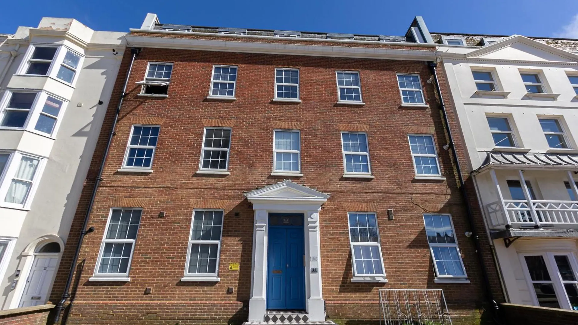Cosy Central 2 Bedroom - Near Brighton Beach & Shops! Apartment